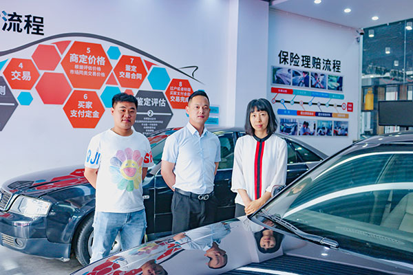 寧波馳田貿易有限公司西南片區經理溫在霞(中)